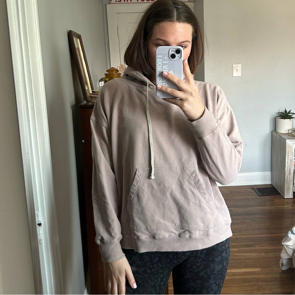 Super soft hoodie! Only worn a few times. Taupe color. M